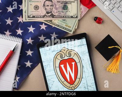 Deutschland. 27. Februar 2023. In dieser Fotoabbildung ist das Logo der University of Wisconsin-Madison auf einem Tablet zu sehen. Kredit: SOPA Images Limited/Alamy Live News Stockfoto