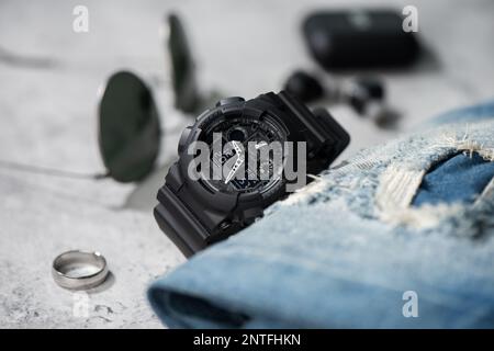 Nahaufnahme einer schwarzen analog-digitalen Hybrid-Sportarmbanduhr. Lässiges Accessoire für Herren. Stockfoto