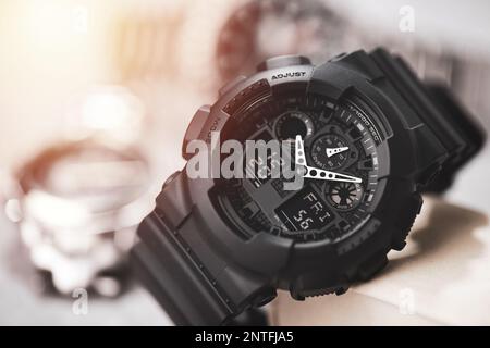 Nahaufnahme einer schwarzen analog-digitalen Hybrid-Sportarmbanduhr. Lässiges Accessoire für Herren. Stockfoto
