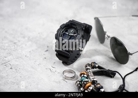 Nahaufnahme einer schwarzen analog-digitalen Hybrid-Sportarmbanduhr. Lässiges Accessoire für Herren. Stockfoto