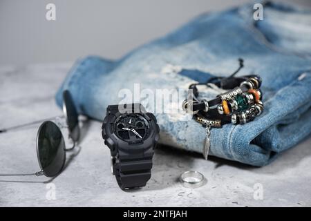 Nahaufnahme einer schwarzen analog-digitalen Hybrid-Sportarmbanduhr. Lässiges Accessoire für Herren. Stockfoto