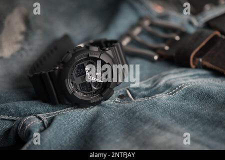 Nahaufnahme einer schwarzen analog-digitalen Hybrid-Sportarmbanduhr. Lässiges Accessoire für Herren. Stockfoto