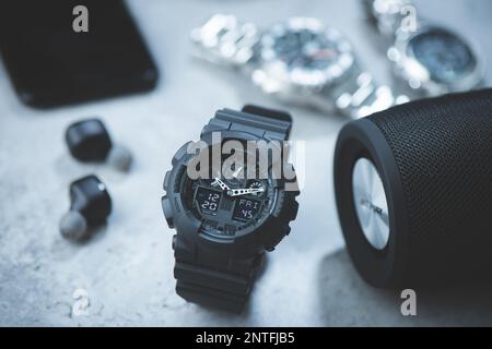 Nahaufnahme einer schwarzen analog-digitalen Hybrid-Sportarmbanduhr. Lässiges Accessoire für Herren. Stockfoto