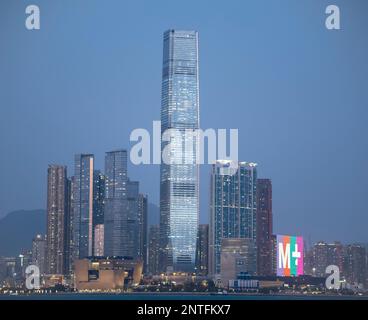 Das ICC International Commerce Center und das brandneue M+ Museum für visuelle Kultur in Hongkong, Victoria Harbour, Hongkong, China. Stockfoto