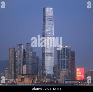 Das ICC International Commerce Centre und Hongkongs brandneues M+ Museum für visuelle Kultur, in dem „Hello Hong Kong“, Victoria Harbour, Hong Kong, Stockfoto