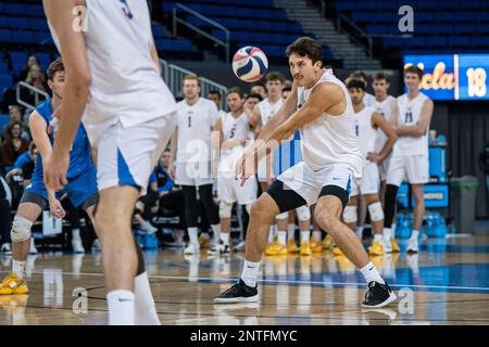 UCLA Bruins Outside-Hitter Ethan Champlin (20) während eines NCAA-Volleyballspiels gegen UCI-Ameisenbären am Samstag, den 26. Februar 2023, im Pauley Pavilion, Stockfoto