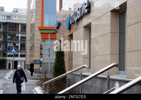 Moskau, Russland. 27. Februar 2023. Eine Frau geht an einem Büro der PJSC „Bank Otkritie Financial Corporation“, auch bekannt als Otkrytie FC Bank, vorbei. Vorhin wurde die Otkritie Bank von den USA mit Blockierungssanktionen belegt, zusammen mit anderen russischen Banken. Kredit: SOPA Images Limited/Alamy Live News Stockfoto