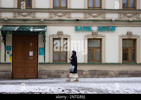 Moskau, Russland. 27. Februar 2023. Eine Frau läuft am Büro der Zenit Bank in Moskau vorbei. Das Vereinigte Königreich setzte die Bank auf die schwarze Liste, die die Konten und Vermögenswerte der bankís im Vereinigten Königreich sperrte und es ihren Bürgern und Unternehmen untersagte, Transaktionen mit der Bank zu tätigen. (Foto: Vlad Karkov/SOPA Images/Sipa USA) Guthaben: SIPA USA/Alamy Live News Stockfoto