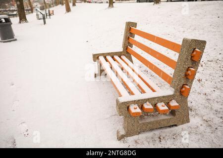 Schnee auf Bänken, Tischen und Stühlen im Freien im Winter, bedeckt von weißem Schneefall während des Sturms in der Stadt Providence Stockfoto