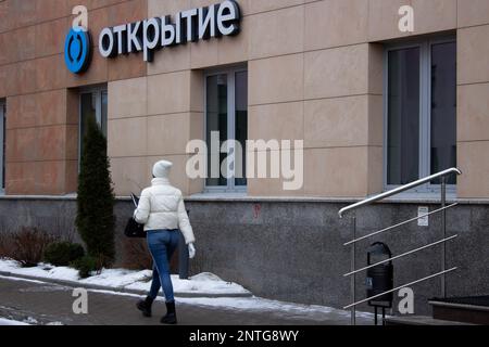 Moskau, Russland. 27. Februar 2023. Eine Frau geht an einem Büro der PJSC „Bank Otkritie Financial Corporation“, auch bekannt als Otkrytie FC Bank, vorbei. Vorhin wurde die Otkritie Bank von den USA mit Blockierungssanktionen belegt, zusammen mit anderen russischen Banken. (Foto: Vlad Karkov/SOPA Images/Sipa USA) Guthaben: SIPA USA/Alamy Live News Stockfoto