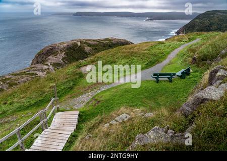 Wanderweg, Holzsteg und Parkbänke mit Blick auf den Atlantischen Ozean und die entfernten Halbinseln auf der Signal Hill St. John's Neufundland Stockfoto