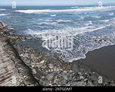 Wellen Rollen über dem alten Schiffswrack heran Stockfoto