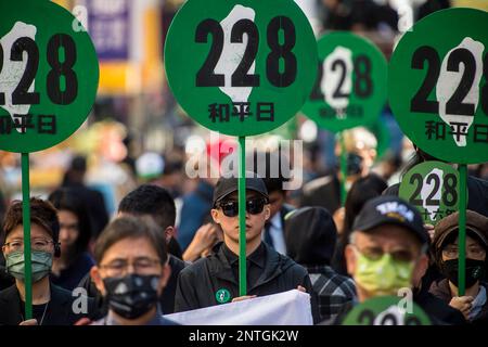 Taipeh, Taiwan am 28./02./2023, Menschen gehen in einem marsch an dem Tag, an dem der Vorfall gedenkt 228 in Taipeh, Taiwan am 28./02/2023 fordern die Demonstranten die Beseitigung von Denkmälern für Chiang Kai-shek. Heute jährt sich der politische Aufstand, der von der damaligen Regierung der KMT niedergeschlagen wurde, zum 76. Mal. Mehrere tausend Menschen wurden infolge der Unterdrückung und politischen Verfolgung nach dem Ausbruch der Proteste im Februar und März 1947 getötet oder verschwanden. Von Wiktor Dabkowski Stockfoto