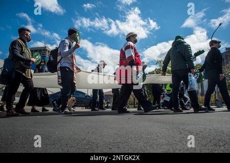 Taipeh, Taiwan am 28./02./2023, Menschen gehen in einem marsch an dem Tag, an dem der Vorfall gedenkt 228 in Taipeh, Taiwan am 28./02/2023 fordern die Demonstranten die Beseitigung von Denkmälern für Chiang Kai-shek. Heute jährt sich der politische Aufstand, der von der damaligen Regierung der KMT niedergeschlagen wurde, zum 76. Mal. Mehrere tausend Menschen wurden infolge der Unterdrückung und politischen Verfolgung nach dem Ausbruch der Proteste im Februar und März 1947 getötet oder verschwanden. Von Wiktor Dabkowski Stockfoto