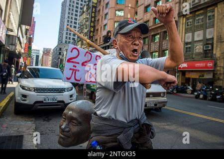 Taipei, Taiwan am 28./02./2023 trägt man Chiang Kai-sheks Kopf, der im märz von der Statue abgetrennt war an dem Tag des Vorfalls 228 in Taipeh, Taiwan am 28./02/2023 fordern die Demonstranten die Beseitigung von Denkmälern für Chiang Kai-shek. Heute jährt sich der politische Aufstand, der von der damaligen Regierung der KMT niedergeschlagen wurde, zum 76. Mal. Mehrere tausend Menschen wurden infolge der Unterdrückung und politischen Verfolgung nach dem Ausbruch der Proteste im Februar und März 1947 getötet oder verschwanden. Von Wiktor Dabkowski Stockfoto