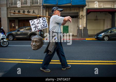 Taipei, Taiwan am 28./02./2023 trägt man Chiang Kai-sheks Kopf, der im märz von der Statue abgetrennt war an dem Tag des Vorfalls 228 in Taipeh, Taiwan am 28./02/2023 fordern die Demonstranten die Beseitigung von Denkmälern für Chiang Kai-shek. Heute jährt sich der politische Aufstand, der von der damaligen Regierung der KMT niedergeschlagen wurde, zum 76. Mal. Mehrere tausend Menschen wurden infolge der Unterdrückung und politischen Verfolgung nach dem Ausbruch der Proteste im Februar und März 1947 getötet oder verschwanden. Von Wiktor Dabkowski Stockfoto