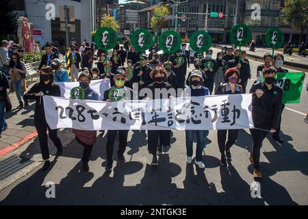 Taipeh, Taiwan am 28./02./2023, Menschen gehen in einem marsch an dem Tag, an dem der Vorfall gedenkt 228 in Taipeh, Taiwan am 28./02/2023 fordern die Demonstranten die Beseitigung von Denkmälern für Chiang Kai-shek. Heute jährt sich der politische Aufstand, der von der damaligen Regierung der KMT niedergeschlagen wurde, zum 76. Mal. Mehrere tausend Menschen wurden infolge der Unterdrückung und politischen Verfolgung nach dem Ausbruch der Proteste im Februar und März 1947 getötet oder verschwanden. Von Wiktor Dabkowski Stockfoto