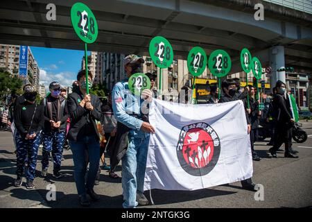 Taipeh, Taiwan am 28./02./2023, Menschen gehen in einem marsch an dem Tag, an dem der Vorfall gedenkt 228 in Taipeh, Taiwan am 28./02/2023 fordern die Demonstranten die Beseitigung von Denkmälern für Chiang Kai-shek. Heute jährt sich der politische Aufstand, der von der damaligen Regierung der KMT niedergeschlagen wurde, zum 76. Mal. Mehrere tausend Menschen wurden infolge der Unterdrückung und politischen Verfolgung nach dem Ausbruch der Proteste im Februar und März 1947 getötet oder verschwanden. Von Wiktor Dabkowski Stockfoto