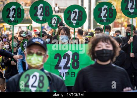 Taipeh, Taiwan am 28./02./2023, Menschen gehen in einem marsch an dem Tag, an dem der Vorfall gedenkt 228 in Taipeh, Taiwan am 28./02/2023 fordern die Demonstranten die Beseitigung von Denkmälern für Chiang Kai-shek. Heute jährt sich der politische Aufstand, der von der damaligen Regierung der KMT niedergeschlagen wurde, zum 76. Mal. Mehrere tausend Menschen wurden infolge der Unterdrückung und politischen Verfolgung nach dem Ausbruch der Proteste im Februar und März 1947 getötet oder verschwanden. Von Wiktor Dabkowski Stockfoto