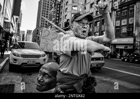 Taipei, Taiwan am 28./02./2023 trägt man Chiang Kai-sheks Kopf, der im märz von der Statue abgetrennt war an dem Tag des Vorfalls 228 in Taipeh, Taiwan am 28./02/2023 fordern die Demonstranten die Beseitigung von Denkmälern für Chiang Kai-shek. Heute jährt sich der politische Aufstand, der von der damaligen Regierung der KMT niedergeschlagen wurde, zum 76. Mal. Mehrere tausend Menschen wurden infolge der Unterdrückung und politischen Verfolgung nach dem Ausbruch der Proteste im Februar und März 1947 getötet oder verschwanden. Von Wiktor Dabkowski Stockfoto