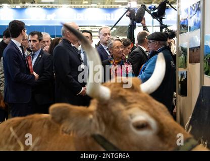 Paris, Frankreich, 27. Februar 2022. Premierministerin Elisabeth Borne besucht die Internationale Landwirtschaftsmesse und trifft am Montag, den 27. Februar 2022 in Paris, Frankreich, mit den Kuhzüchtern zusammen. Foto: Jeanne Accorsini/Pool/ABACAPRESS.COM Stockfoto