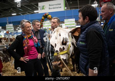 Paris, Frankreich, 27. Februar 2022. Premierministerin Elisabeth Borne besucht die Internationale Landwirtschaftsmesse und trifft am Montag, den 27. Februar 2022 in Paris, Frankreich, mit den Kuhzüchtern zusammen. Foto: Jeanne Accorsini/Pool/ABACAPRESS.COM Stockfoto