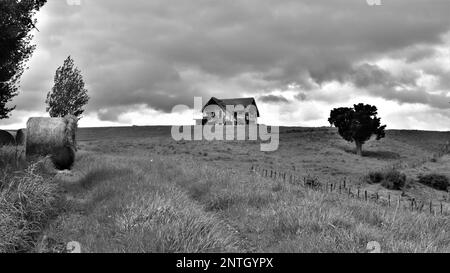 Spukhaus auf dem Hügel. Stockfoto