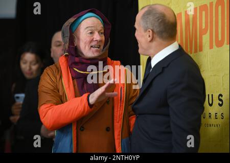 New York, USA. 27. Februar 2023. US-Sänger und Songwriter Michael Stipe (l) und Schauspieler Woody Harrelson (r) sprechen auf der Premiere von „Champions“ im AMC Lincoln Square Theater, New York, New York, 27. Februar 2023. (Foto: Anthony Behar/Sipa USA) Guthaben: SIPA USA/Alamy Live News Stockfoto