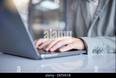 Professionelle Frau tippt auf dem Laptop online Planung, Recherche und digitales Management oder Strategie. Nahaufnahme eines jungen Textes oder einer jungen Person, die arbeitet Stockfoto