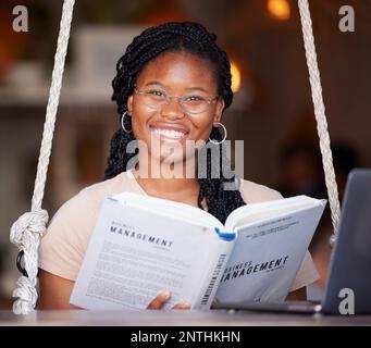 Buch, Porträt und Schwarze mit Online-Bildung, E-Learning aus der Ferne und glücklichem Lernen. Afrikanischer Student oder junger Geschäftsmann Stockfoto