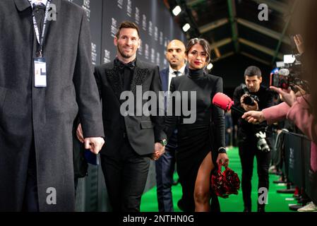 Lionel Messi von Paris Saint Germain mit seiner Frau Antonella Roccuzzo bei den Best FIFA Football Awards 2022 am 27. Februar 2023 in der Salle Pleyel in Paris, Frankreich - Foto: Antoine Massinon / A2M Sport Consulting / DPPI/LiveMedia Stockfoto