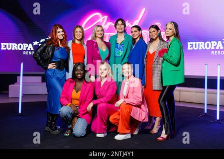 Rost, Deutschland. 27. Februar 2023. Sandra Friedrichs (hintere Reihe, l-r), Vanessa Didam, Kloster Catharina, Saskia von Bargen, Chantal EPLI, Lena Petrides, Kira Geiss, (erste Reihe, l-r) Audrey Boateng, Eva Placzek und Romy Kölzer posieren bei einer Fotosession mit den Endteilnehmern des Wettbewerbs „Miss Deutschland“. Das Finale findet am 04.03.2023. Im Europa-Park in Rust statt. Kredit: Philipp von Ditfurth/dpa/Alamy Live News Stockfoto