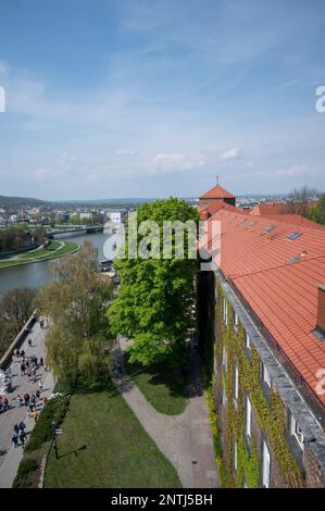 Blick aus der Vogelperspektive auf die malerische Wawel-Burgmauer, die historisch und kulturell bedeutendste Stätte im Zentrum von Kraków, Polen. Stockfoto