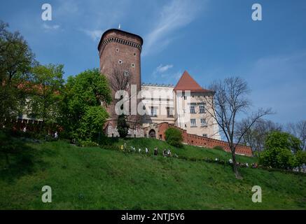 Blick auf das malerische Wawelschloss, die historisch und kulturell bedeutendste Stätte im Zentrum von Kraków, Polen. Stockfoto