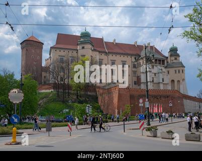 Blick auf das malerische Wawelschloss, die historisch und kulturell bedeutendste Stätte im Zentrum von Kraków, Polen. Stockfoto