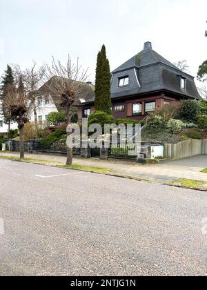 Ein altes Haus mit einem gefliesten Dach. Stockfoto