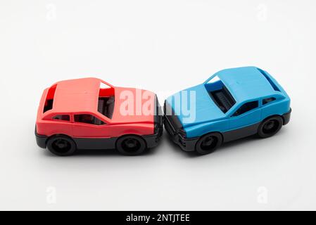 Autounfallszene isoliert auf weißem Hintergrund. Autounfallkonzept. Stockfoto