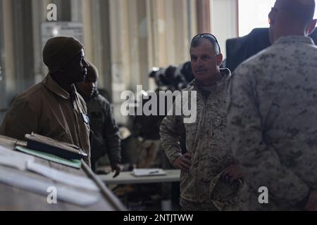 Twentynine Palms, Kalifornien, USA. 24. Februar 2023. USA Marinekorps Generalmajor Bradford J. Gering, kommandierender General, 3. Marine Aircraft Wing, spricht mit Marines, die dem Heavy Marine Helicopter Squadron 466 (HMH-466), Marine Aircraft Group 16, 3. Marine Aircraft Wing, Während der Marine Air Ground Task Force (MAGTF) Warfighting Übung (MWX) 2-23 im Camp Wilson am Marine Corps Air Ground Combat Center, Twentynine Palms, Kalifornien, 24. Februar 2023. MWX ist das Höhepunkt der Service Level Training Übung 2-23, die die Betriebsabläufe von US-amerikanischen und alliierten Servicemitgliedern verbessert Stockfoto