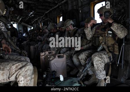 Twentynine Palms, Kalifornien, USA. 24. Februar 2023. USA Marines mit Fox Company, 2. Bataillon, 7. Marine Regiment (REIN), bereiten Sie sich auf einen CH-53E Super-Hengst während der Marine Air Ground Task Force (MAGTF) Warfighting Übung (MWX) 2-23 im Camp Wilson im Marine Corps Air Ground Combat Center, Twentynine Palms, Kalifornien, vor, 24. Februar 2023. MWX ist das Höhepunkt der Service Level Training Übung 2-23, die die betrieblichen Fähigkeiten der US-amerikanischen und alliierten Service-Mitglieder verbessert. (USA Marine Corps Foto von Lance CPL. Pedro Arroyo) (Bild: © Pedro Arroyo/USA Marine Stockfoto