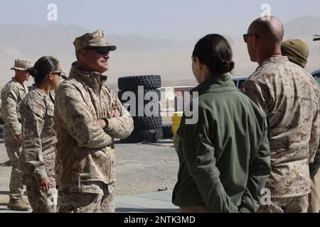 Twentynine Palms, Kalifornien, USA. 24. Februar 2023. USA Marinekorps Generalmajor Bradford J. Gering, kommandierender General, 3. Marine Aircraft Wing, spricht mit Marines, die dem Heavy Marine Helicopter Squadron 466 (HMH-466), Marine Aircraft Group 16, 3. Marine Aircraft Wing, Während der Marine Air Ground Task Force (MAGTF) Warfighting Übung (MWX) 2-23 im Camp Wilson am Marine Corps Air Ground Combat Center, Twentynine Palms, Kalifornien, 24. Februar 2023. MWX ist das Höhepunkt der Service Level Training Übung 2-23, die die Betriebsabläufe von US-amerikanischen und alliierten Servicemitgliedern verbessert Stockfoto