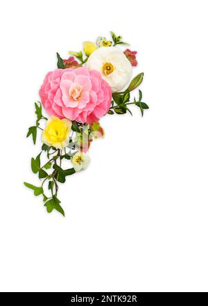 Blumenfeder-Anordnung auf weißem Hintergrund. Strauß aus Rosen, Ranunculus, Veilchen und Hortensien. Stockfoto