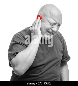 Älterer Mann mit Ohrenschmerzen. Schwarzweißtöne Stockfoto