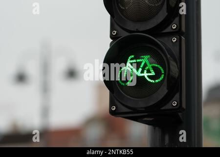 Nachhaltiger Verkehr. Fahrrad-Verkehrsampel, grüne Ampel, Straßenfahrrad, kostenlose Fahrradzone oder Gegend, fahrradfreundlich, Nahaufnahme Stockfoto