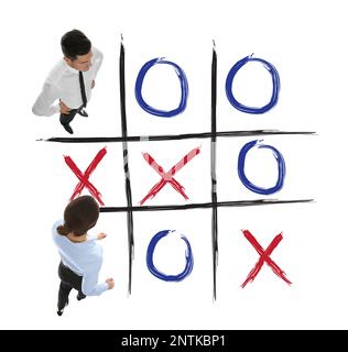 Menschen und Darstellung des Tic-tac-Toe-Spiels auf weißem Hintergrund, über der Ansicht. Konzept der Geschäftsstrategie Stockfoto