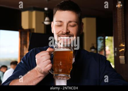 Mann mit einem Glas leckerem Bier im Pub Stockfoto