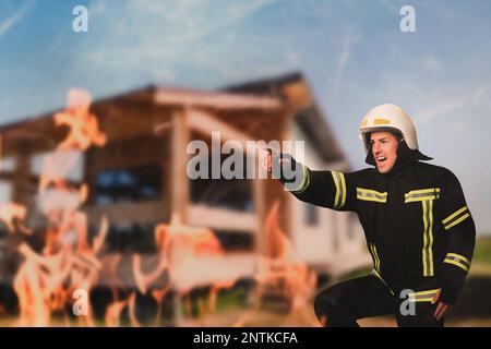 Feuerwehrmann in Uniform mit Helm, der zur Rettung eilt Stockfoto