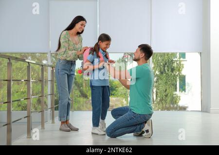 Eltern sagen Auf Wiedersehen zu ihrer Tochter in der Schule Stockfoto