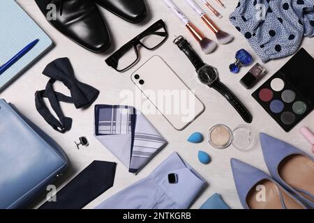 Flaches Design mit modischen Accessoires für Damen und Herren auf hellem Hintergrund Stockfoto