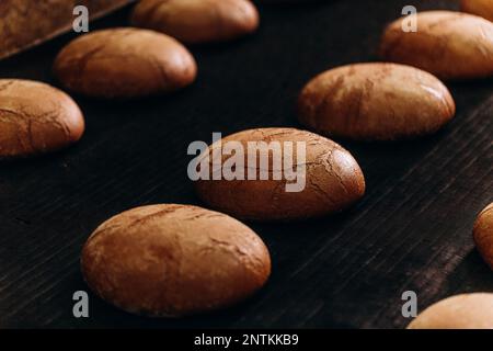 Industrielle Produktion von Backwaren auf einer Montagelinie - Technologie und Maschinen in der Lebensmittelfabrik. Stockfoto