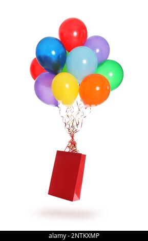 Helle Ballons und Papiertüte auf weißem Hintergrund Stockfoto